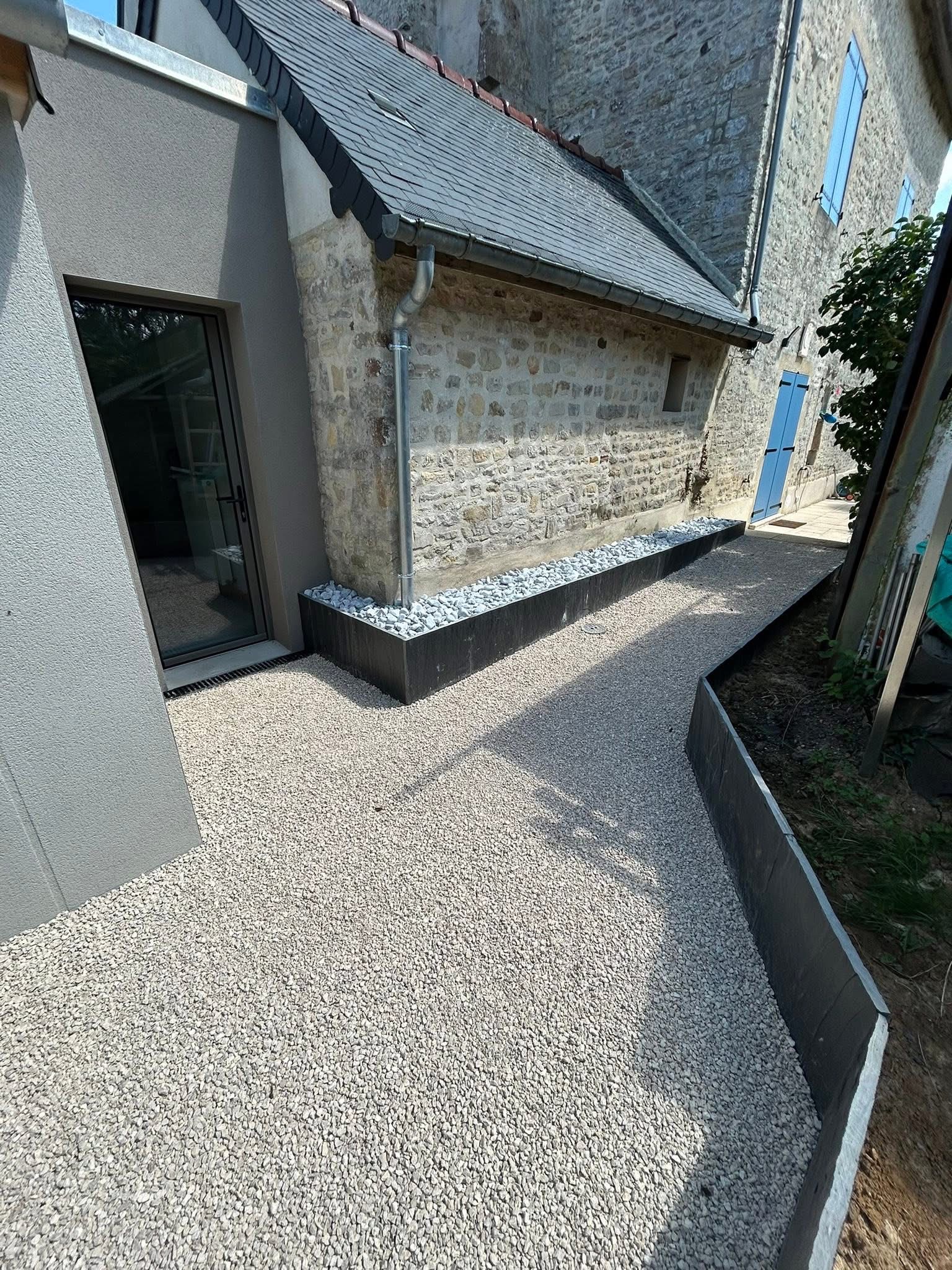 Aménagement d’une cour extérieure en gravier stabilisé et pavé naturel img 3678