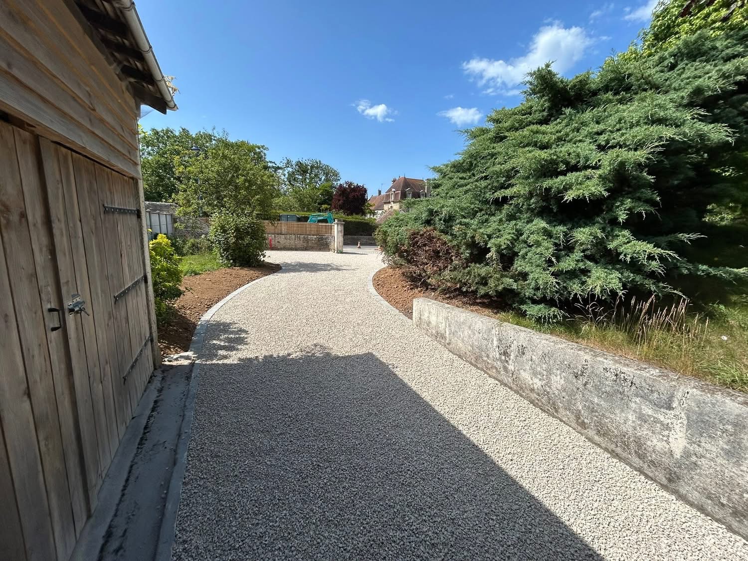 Rénovation complète d’une cour avec pose de gravier stabilisé et bordures naturelles img 3688